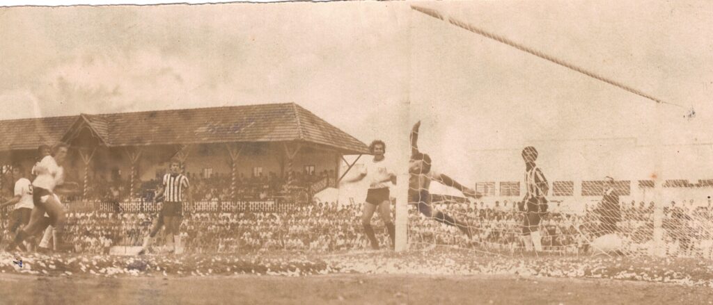 Fotografia do exato momento do gol no Estádio Jaboticabal Atlético Clube (sem data)